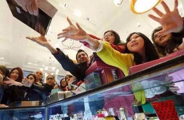大鸡吧操操视频中国人依然爱赴日旅游 消费已由爆买转向网购